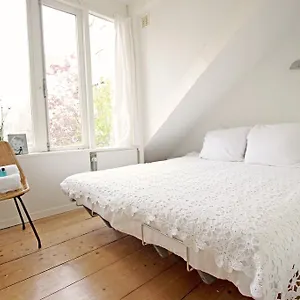 Bed and breakfast Beautiful 2 Floor Vondelpark Apartment., Ámsterdam